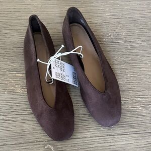 NWT H&M women’s chocolate suede ballet flats size 37